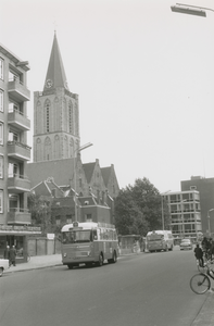 863358 Gezicht op het verkeer in de St. Jacobsstraat in Wijk C te Utrecht, ter hoogte van de Waterstraat en het ...